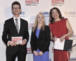 (Od lewej) Szymon Wolender - WenderEDU Bussiness Center Wrocław, Małgorzata Puszkiewicz - HRS oraz Anna Dereszowska prowadząca galę. Fot AKPA